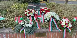 Emlékmű koszorúval